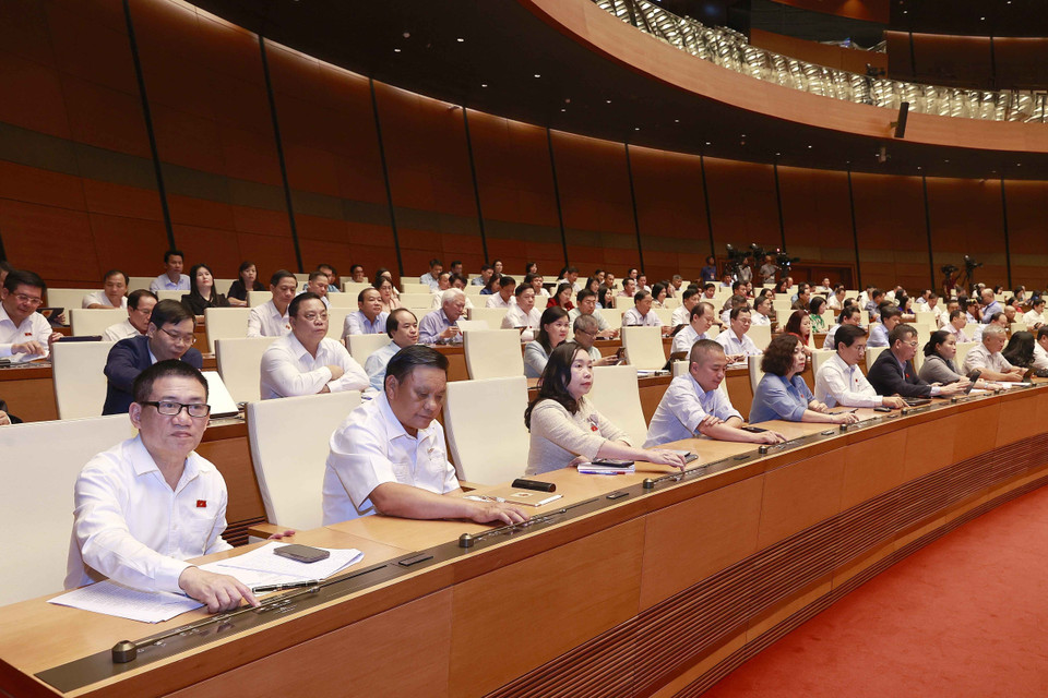 Đại biểu Quốc hội biểu quyết thông qua Nghị quyết. (Ảnh: Doãn Tấn/TTXVN)
