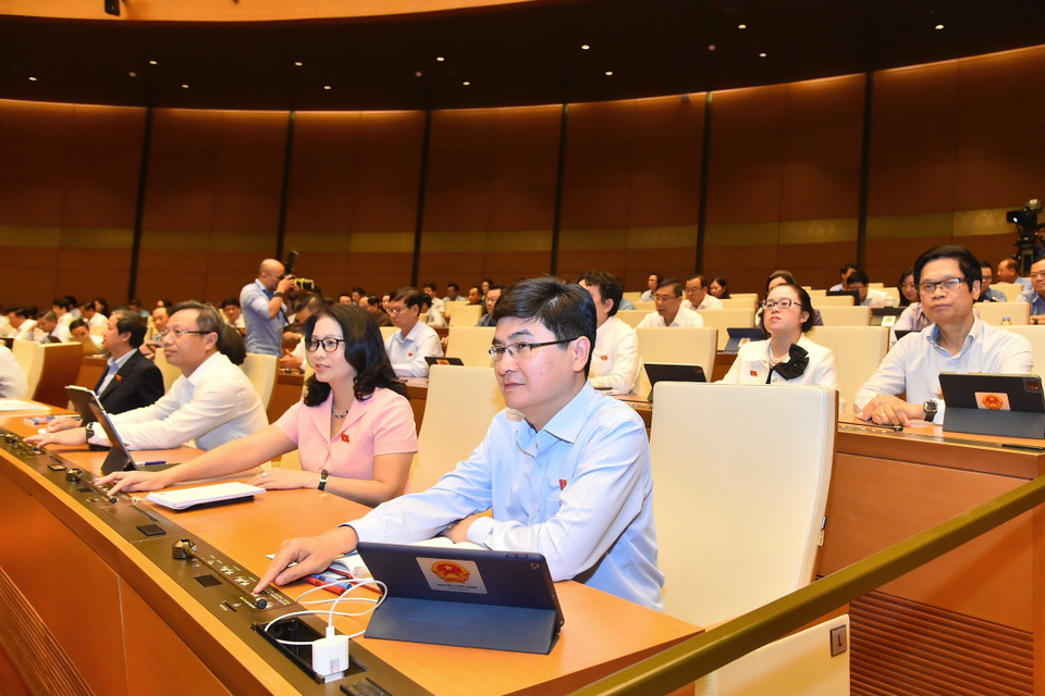 Đại biểu Quốc hội thành phố Hà Nội biểu quyết thông qua Nghị quyết. (Ảnh: Phương Hoa/TTXVN)