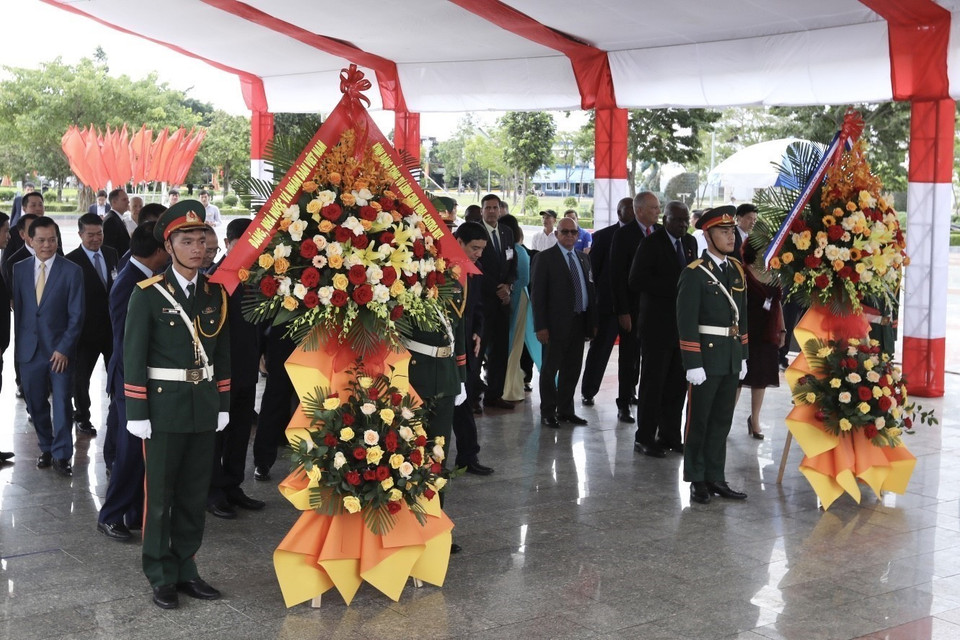 Chủ tịch Quốc hội Cuba Esteban Lazo Hernandez đến dâng hoa tại Tượng đài Fidel Castro. (Ảnh: Minh Quyết/TTXVN)