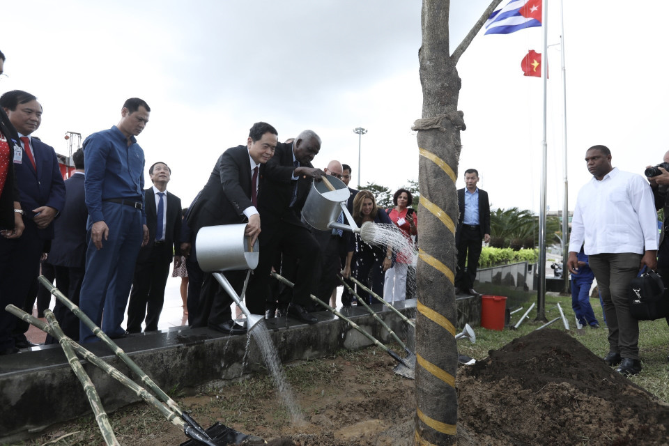 Chủ tịch Quốc hội Cuba Esteban Lazo Hernandez, Phó Chủ tịch thường trực Quốc hội Trần Thanh Mẫn cùng các đại biểu trồng cây lưu niệm tại Công viên Fidel Castro ở thành phố Đông Hà. (Ảnh: Minh Quyết/TTXVN)