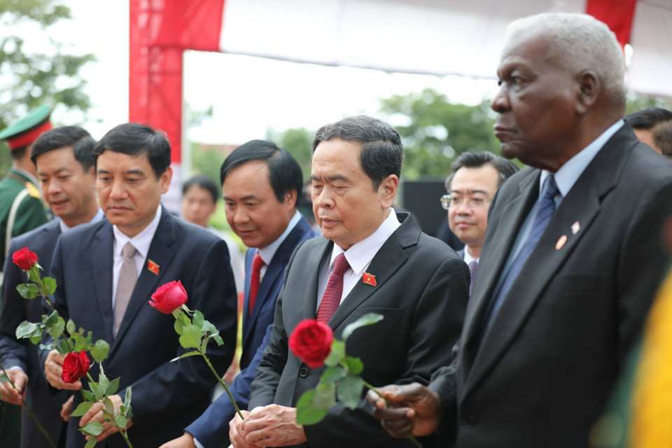 Chủ tịch Quốc hội Cuba Esteban Lazo Hernandez, Phó Chủ tịch thường trực Quốc hội Trần Thanh Mẫn cùng các đại biểu đến dâng hoa trước Tượng đài Fidel Castro ở công viên mang tên Ông tại thành phố Đông Hà. (Ảnh: Thanh Tùng/TTXVN)