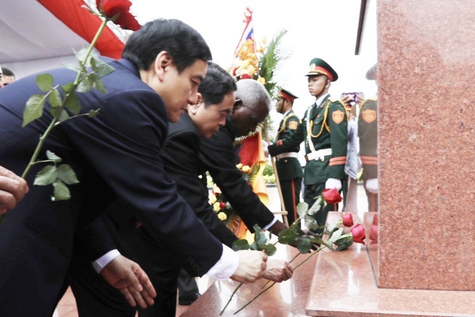 Chủ tịch Quốc hội Cuba Esteban Lazo Hernandez, Phó Chủ tịch thường trực Quốc hội Trần Thanh Mẫn cùng các đại biểu dâng hoa tại tượng đài Fidel Castro ở công viên mang tên Ông. (Ảnh: Minh Quyết/TTXVN) 