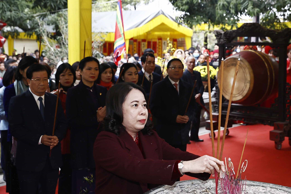 Quyền Chủ tịch nước Võ Thị Ánh Xuân dâng hương tại Đền Hai Bà Trưng. (Ảnh: Thống Nhất/TTXVN)