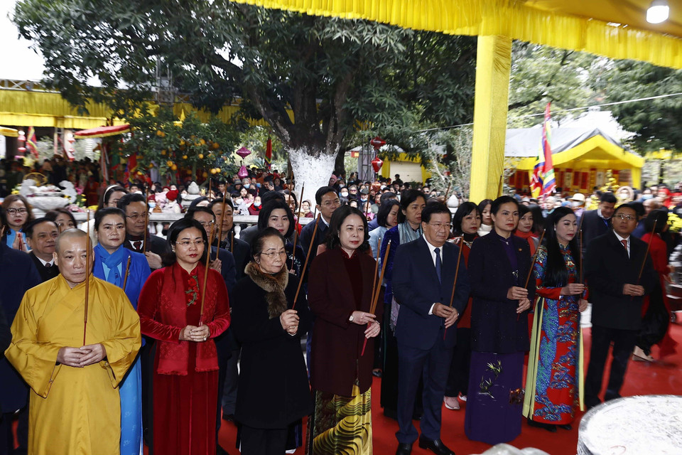 Quyền Chủ tịch nước Võ Thị Ánh Xuân và các đại biểu dâng hương tại Đền Hai Bà Trưng. (Ảnh: Thống Nhất/TTXVN)