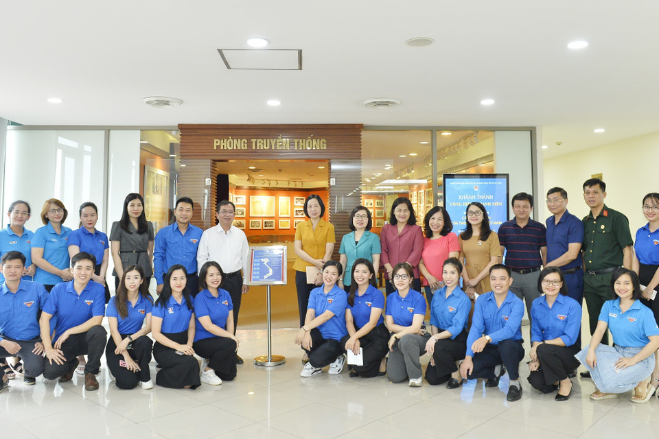 Tổng Giám đốc Thông tấn xã Việt Nam Vũ Việt Trang cùng các đoàn viên thanh niên TTXVN. (Ảnh: Minh Đức/TTXVN)