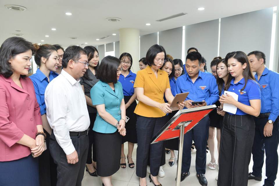 Tổng Giám đốc Thông tấn xã Việt Nam Vũ Việt Trang xem thông tin giới thiệu các Khu Di tích của TTXVN được tích hợp sẵn trong mã QR. (Ảnh: Minh Đức/TTXVN)