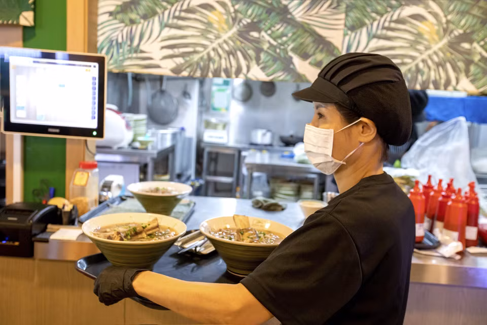 Phở sườn bò Hanu, một trong những món ăn được ưa thích nhất của thực khách Hàn Quốc khi đến nhà hàng Cộng 365. (Ảnh: Anh Nguyên/TTXVN)