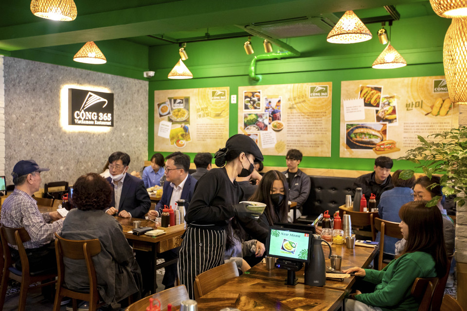 Cộng 365 được biết đến là một trong nhiều nhà hàng ẩm thực Việt Nam nổi tiếng ở Xứ sở Kim Chi. (Ảnh: Anh Nguyên/TTXVN)