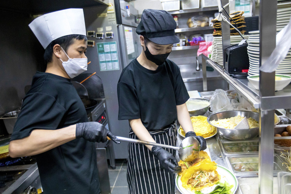 Đầu bếp nhà hàng Cộng 365 chế biến món bánh Xèo nổi tiếng của Việt Nam. (Ảnh: Anh Nguyên/TTXVN)