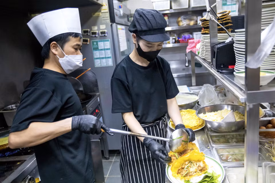 Đầu bếp nhà hàng Cộng 365 chế biến món bánh Xèo nổi tiếng của Việt Nam. (Ảnh: Anh Nguyên/TTXVN)