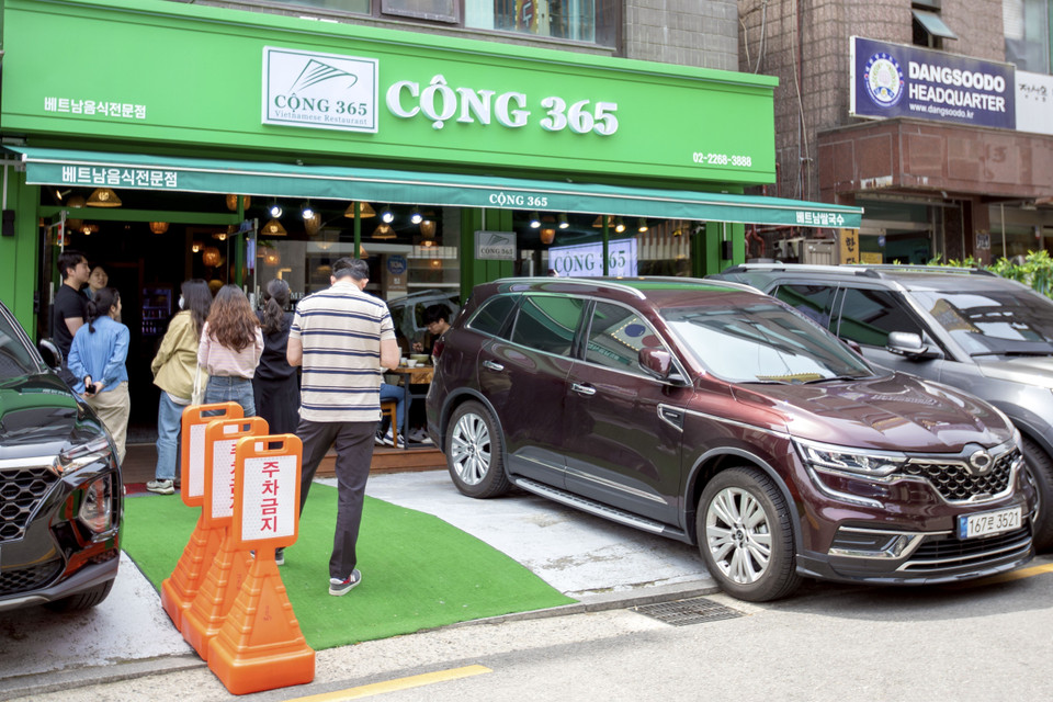  Tọa lạc trong khu phố trung tâm phường Jangchung, ngay dưới chân tháp Namsan ở thủ đô Seoul, nhà hàng này trở thành một địa điểm tin tưởng và ưa thích của nhiều thực khách Hàn Quốc với các món ăn truyền thống Việt Nam như: phở bò, bánh mỳ, bún chả, bánh xèo. (Ảnh: Anh Nguyên/TTXVN)