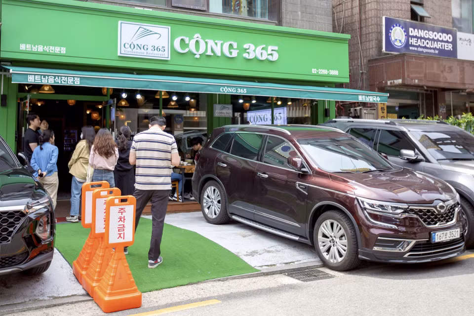  Tọa lạc trong khu phố trung tâm phường Jangchung, ngay dưới chân tháp Namsan ở thủ đô Seoul, nhà hàng này trở thành một địa điểm tin tưởng và ưa thích của nhiều thực khách Hàn Quốc với các món ăn truyền thống Việt Nam như: phở bò, bánh mỳ, bún chả, bánh xèo. (Ảnh: Anh Nguyên/TTXVN)