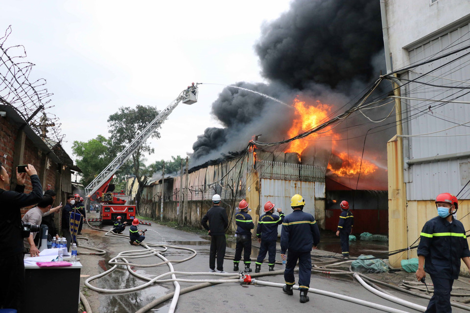 Lực lượng chữa cháy của Công an thành phố Hải Phòng đã cử hơn 10 xe chữa cháy cùng hàng trăm cán bộ cùng lực lượng hỗ trợ tiếp cận hiện trường chữa cháy. (Ảnh: Hoàng Ngọc/TTXVN)
