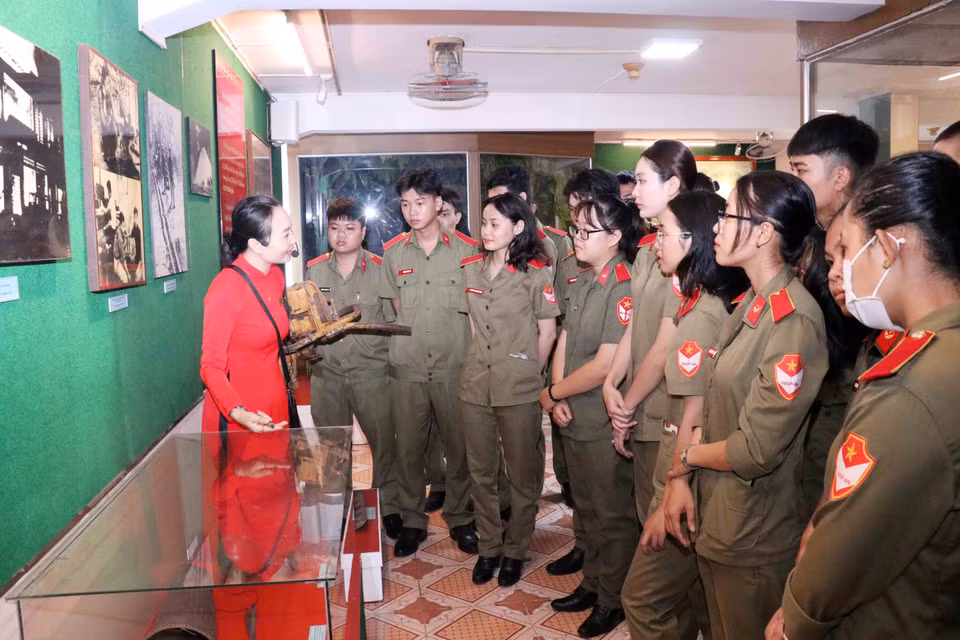 Các sinh viên Đại học Sư phạm Thành phố Hồ Chí Minh tham quan Bảo tàng Chiến dịch Hồ Chí Minh. (Ảnh: Xuân Khu/TTXVN)