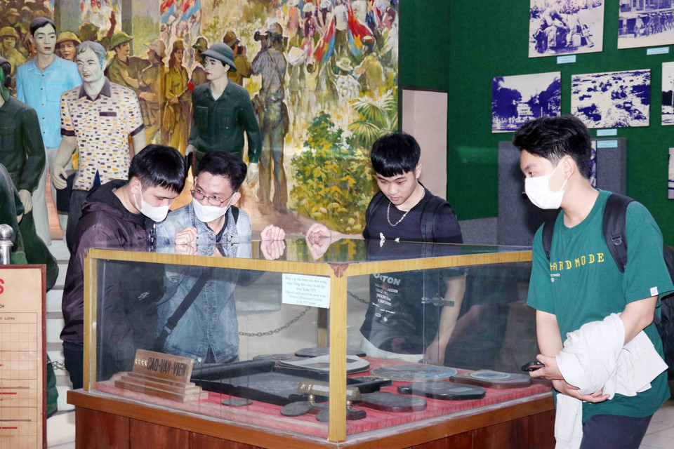 Bảo tàng Chiến dịch Hồ Chí Minh lưu giữ hàng nghìn hiện vật, tư liệu về Cuộc Tổng tiến công mùa Xuân năm 1975, mang lại những giá trị tinh thần vô giá về lòng tự hào dân tộc, ý chí vươn lên của các thế hệ mai sau để xứng đáng với những thành quả cách mạng mà cha ông đã hy sinh xương máu để lại cho đất nước. (Ảnh: Xuân Khu/TTXVN)