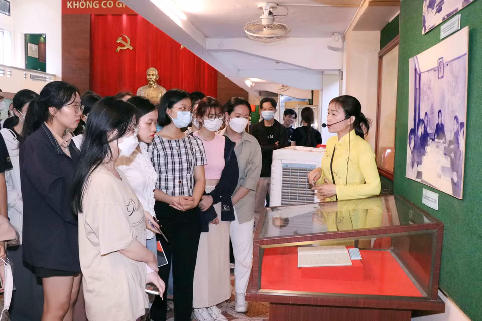 Khách tham quan Bảo tàng Chiến dịch Hồ Chí Minh. (Ảnh: Xuân Khu/TTXVN)