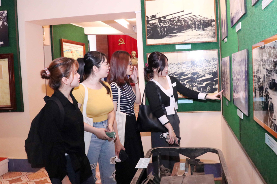 Thế hệ trẻ tìm hiểu về những chiến công của cha ông trong lịch sử. (Ảnh: Xuân Khu/TTXVN)