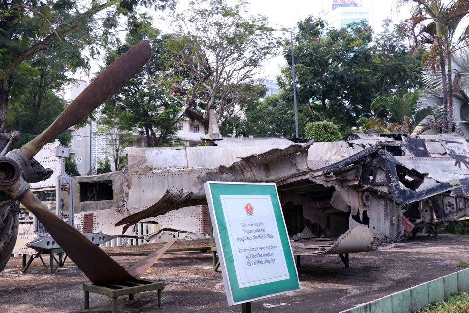 Xác máy bay địch bị bắn cháy được trưng bày tại khu trưng bày ngoài trời tại Bảo tàng Chiến dịch Hồ Chí Minh. (Ảnh: Xuân Khu/TTXVN)