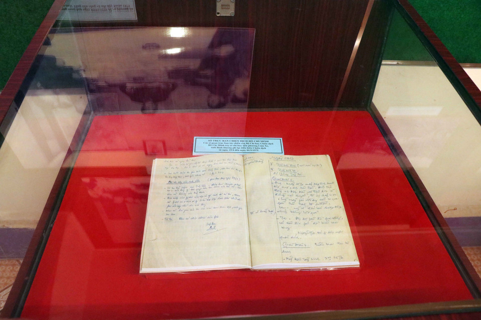 Bảo vật Quốc gia Sổ trực ban Chiến dịch Hồ Chí Minh trưng bày tại Bảo tàng Chiến dịch Hồ Chí Minh. (Ảnh: Xuân Khu/TTXVN)