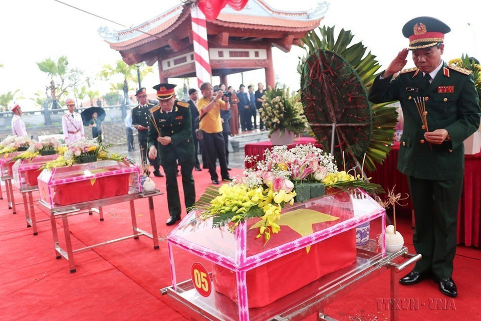 Nhắc lại sự thật lịch sử về cuộc chiến đấu bảo vệ biên giới phía Bắc là dịp để chúng ta tôn vinh, tri ân những người đã ngã xuống vì nền độc lập, tự do của Tổ quốc. Trong ảnh: Thượng tướng Đỗ Căn, Phó Chủ nhiệm Tổng cục Chính trị QĐND Việt Nam thắp hương tưởng niệm trước hài cốt các liệt sĩ hy sinh trong Cuộc chiến đấu bảo vệ biên giới phía Bắc, được đưa về an táng tại Nghĩa trang liệt sỹ quốc gia Vị Xuyên, tỉnh Hà Giang (26/11/2022). (Ảnh: Minh Tâm/TTXVN)