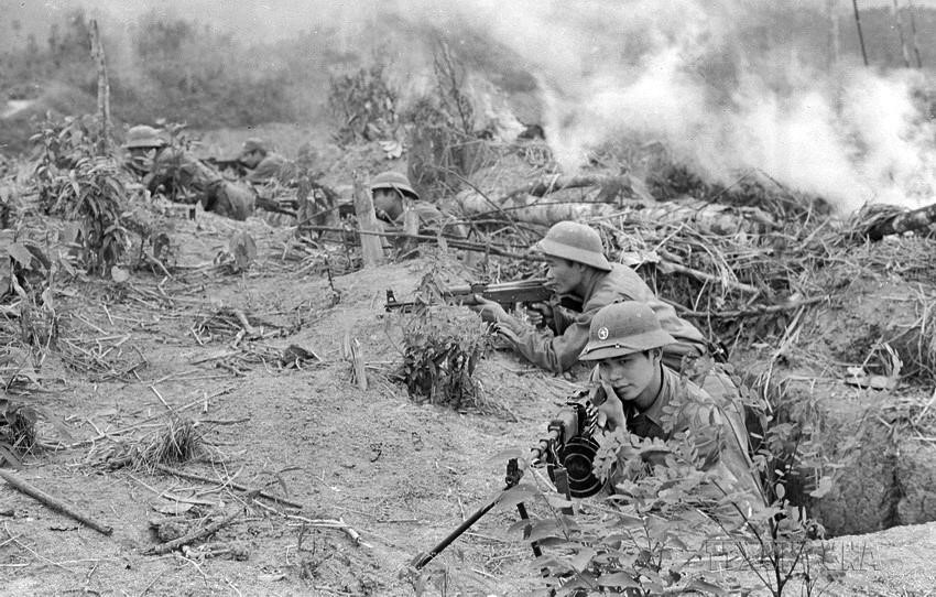 Chiến sỹ Đại đội 2 bộ binh, Tiểu đoàn 1, Đoàn H54 bộ đội địa phương tỉnh Hoàng Liên Sơn được tặng Huân chương Chiến công hạng Ba về thành tích dũng cảm chiến đấu, đánh lui nhiều đợt tấn công của địch, giữ vững chốt trên cao điểm 340 thuộc bản Phiệt, huyện Mường Khương, tỉnh Hoàng Liên Sơn (nay thuộc tỉnh Lào Cai). (Ảnh: Nguyễn Trân/TTXVN)