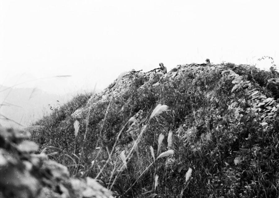 Các chiến sỹ trên điểm cao 1911 mặt trận Hà Tuyên sẵn sàng chiến đấu bảo vệ biên giới của Tổ quốc. (Ảnh: Minh Lộc/TTXVN)