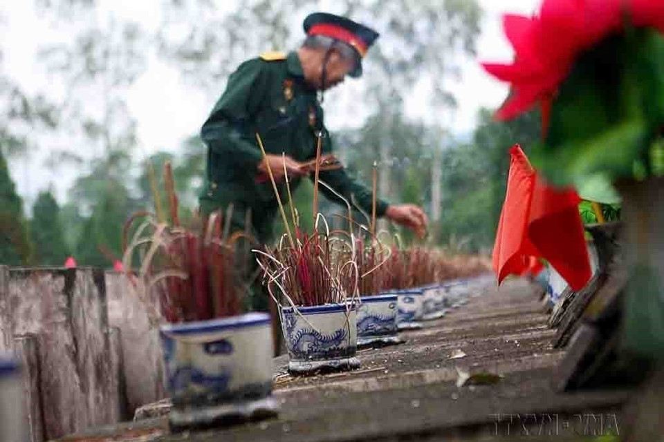 Thắp nén hương thơm tưởng nhớ những đồng đội tại Nghĩa trang liệt sỹ Quốc gia Vị Xuyên (Hà Giang) - "ngôi nhà chung" của các liệt sỹ đã anh dũng chiến đấu, hy sinh trong Cuộc chiến bảo vệ biên giới phía Bắc. (Ảnh: Thanh Tùng/TTXVN)