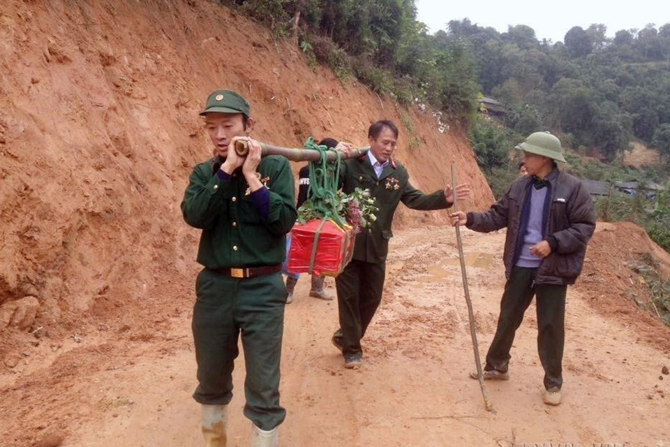 Cựu chiến binh Nguyễn Văn Kim và đồng đội đưa hài cốt liệt sỹ Đình Văn Chung (hy sinh trên cao điểm 900, mặt trận Vị Xuyên, Hà Giang) về nghĩa trang liệt sỹ xã Thanh Thủy. (Ảnh: TTXVN phát)