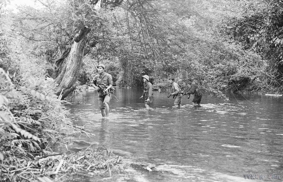 Tổ trinh sát thuộc Đại đội 1, Tiểu đoàn 20, Đoàn 2 (Hoàng Liên Sơn) luôn bám sát hoạt động của địch để kịp thời thông báo cho đơn vị tiêu diệt. (Ảnh: Nguyễn Trân/TTXVN)