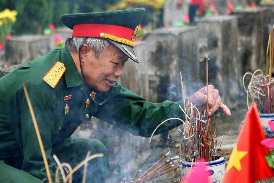 Người cựu chiến binh tham gia Cuộc chiến đấu bảo vệ biên giới phía Bắc ở mặt trận Vị Xuyên năm xưa, trở lại Nghĩa trang liệt sỹ Quốc gia Vị Xuyên để thắp nén hương tưởng nhớ những người đồng đội đã hy sinh. (Ảnh: Thanh Tùng/TTXVN)