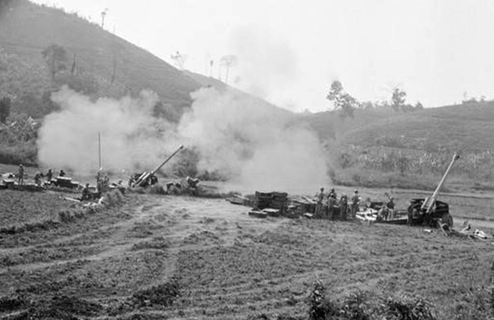 Chiến sỹ Đoàn 368 pháo binh tỉnh Hoàng Liên Sơn dội bão lửa trừng trị quân địch, ngày 10/3/1979. (Ảnh: Phùng Triệu/TTXVN)