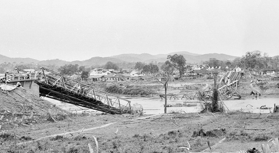 Cầu Bằng Giang và 1 phần trung tâm thị xã Cao Bằng bị địch phá hủy. (Ảnh: Nguyễn Trân/TTXVN)