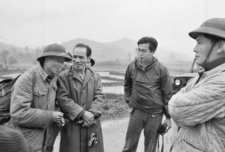 Phóng viên Isao Takano (đeo kính) của Báo Akahata - cơ quan ngôn luận của Đảng Cộng sản Nhật Bản đi đưa tin tại thị xã Lạng Sơn những ngày đầu của cuộc chiến đấu. Anh hy sinh vào trưa ngày 7/3/1979, tại đầu đường Quang Trung, phường Chi Lăng, thị xã Lạng Sơn. (Ảnh: Minh Đạo/TTXVN)