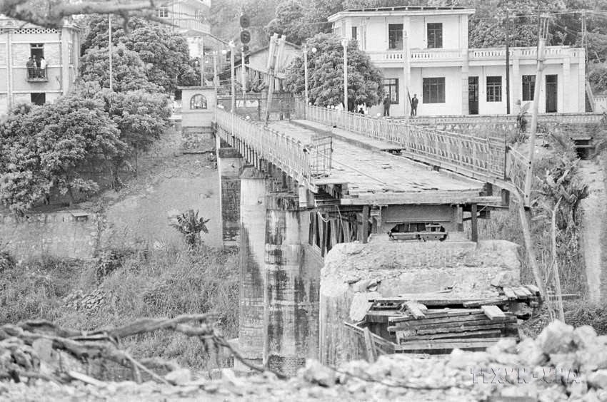 Cầu Hồ Kiều ở thị xã Lào Cai, tỉnh Hoàng Liên Sơn (nay thuộc tỉnh Lào Cai) bị địch dùng thuốc nổ phá sập khi rút lui, cuối tháng 3/1979. (Ảnh: Nguyễn Trân/TTXVN)