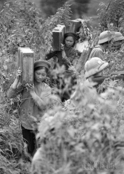 Chi đoàn thanh niên huyện Lộc Bình (Lạng Sơn) vận chuyển đạn lên chốt, góp phần cùng bộ đội đánh trả các đợt lấn chiếm của địch. (Ảnh: Đình Trân/TTXVN)