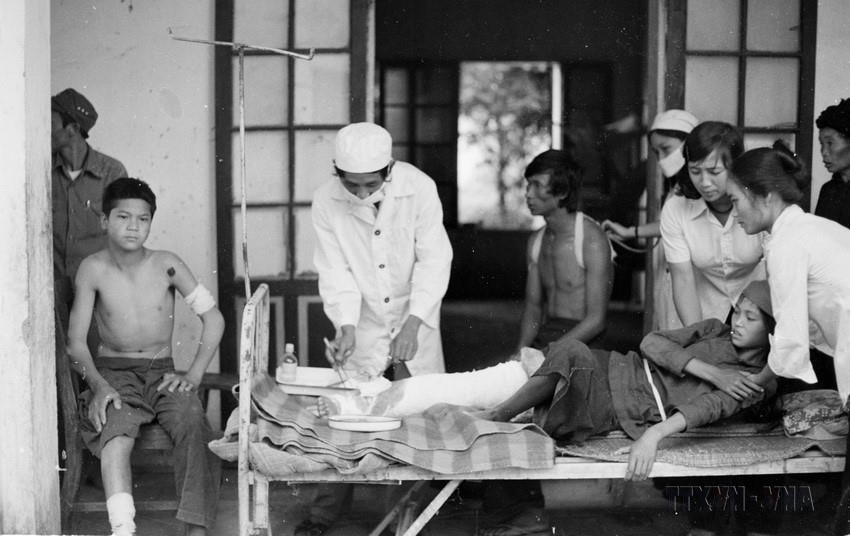 Bác sỹ cứu chữa vết thương cho học sinh trường Phổ thông cơ sở xã Quyết Tiến, huyện Quản Bạ, tỉnh Hà Tuyên bị trúng mảnh đạn pháo trong khi đang vui chơi. (Ảnh: Hứa Kiểm/TTXVN)