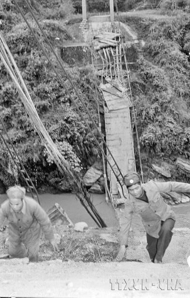 Cầu treo của huyện Xín Mần, tỉnh Hà Tuyên bị đạn pháo của địch bắn hỏng nặng. (Ảnh: Minh Điền/TTXVN)