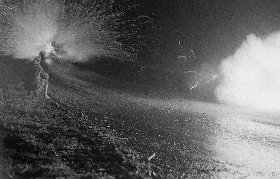 Chiến sỹ đội hỏa lực của Phân đội 2, Đoàn Tây Sơn dũng cảm tấn công tiêu diệt xe tăng địch trong đêm. (Ảnh: Minh Điền/TTXVN)