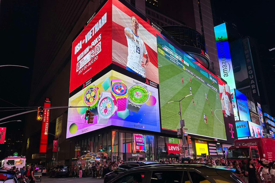 Hình ảnh trận đấu bóng đá giữa Đội tuyển Nữ Việt Nam và Đội tuyển Mỹ được Truyền hình Mỹ livestreams tại Quảng trường Thời đại New York đã thu hút đông đảo người xem. (Ảnh: Trần Thanh Tuấn/TTXVN)