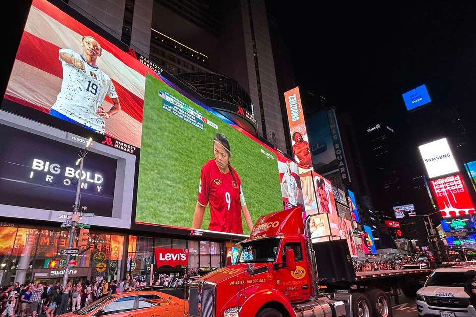 Trận đấu bóng đá giữa Đội tuyển Nữ Việt Nam và Đội tuyển Mỹ được Truyền hình Mỹ livestreams tại Quảng trường Thời đại New York đã thu hút đông đảo người xem. (Ảnh: Trần Thanh Tuấn/TTXVN)