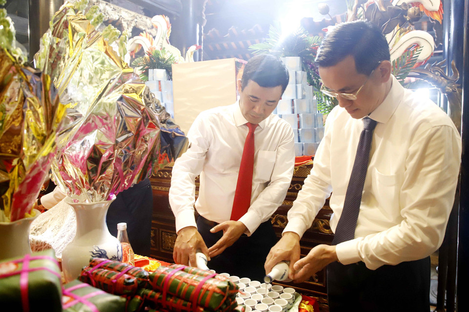 Sáng 25/4/2023, (tức mùng 6/3 năm Quý Mão), tỉnh Phú Thọ thành kính tổ chức dâng hương tưởng niệm Tổ Mẫu Âu Cơ tại Khu Di tích lịch sử Đền Hùng. (Ảnh: Trung Kiên/TTXVN)