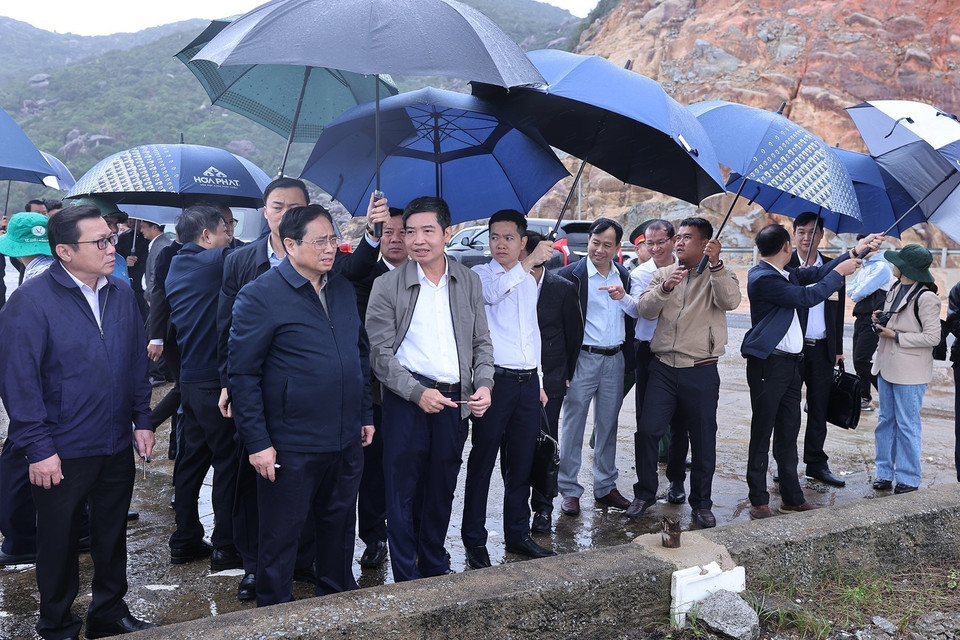 Thủ tướng Phạm Minh Chính khảo sát Tuyến đường ven biển - Cảng Bãi Gốc, xã Hòa Tâm, thị xã Đông Hòa, Phú Yên. (Ảnh: Dương Giang/TTXVN)