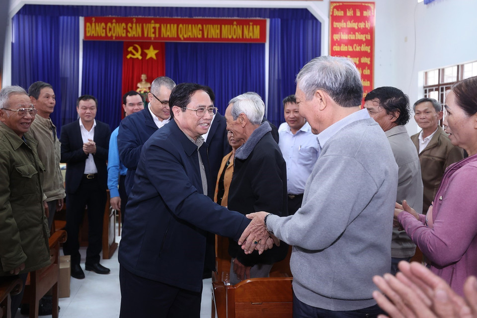 Thủ tướng Phạm Minh Chính thăm hỏi các hộ dân thuộc diện giải phóng mặt bằng của dự án tuyến đường cao tốc Bắc-Nam phía Đông. (Ảnh: Dương Giang/TTXVN)