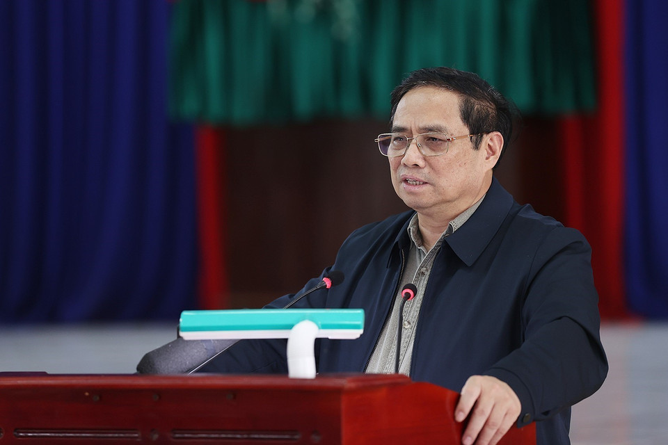 Thủ tướng Phạm Minh Chính động viên, chúc mừng năm mới các hộ dân thuộc diện giải phóng mặt bằng của dự án tuyến đường cao tốc Bắc-Nam phía Đông. (Ảnh: Dương Giang/TTXVN)