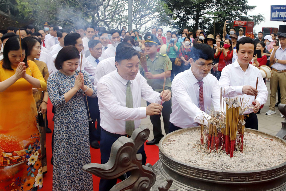 Hình ảnh các đại biểu và nhân dân thành kính dâng hương tưởng niệm Tổ Mẫu Âu Cơ. (Ảnh: Trung Kiên/TTXVN)