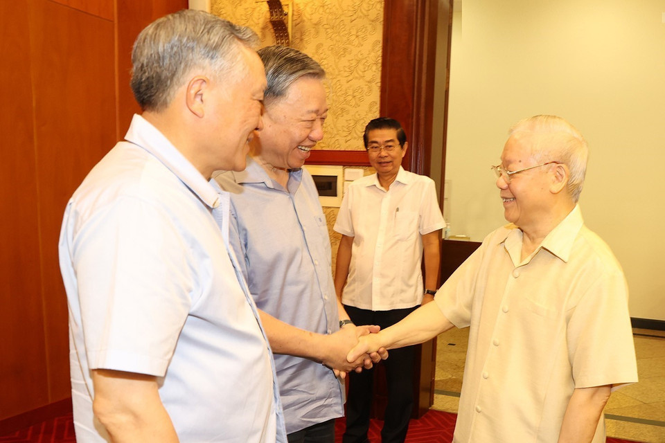 Tổng Bí thư Nguyễn Phú Trọng với các thành viên Ban Chỉ đạo dự phiên họp. (Ảnh: Trí Dũng/TTXVN)