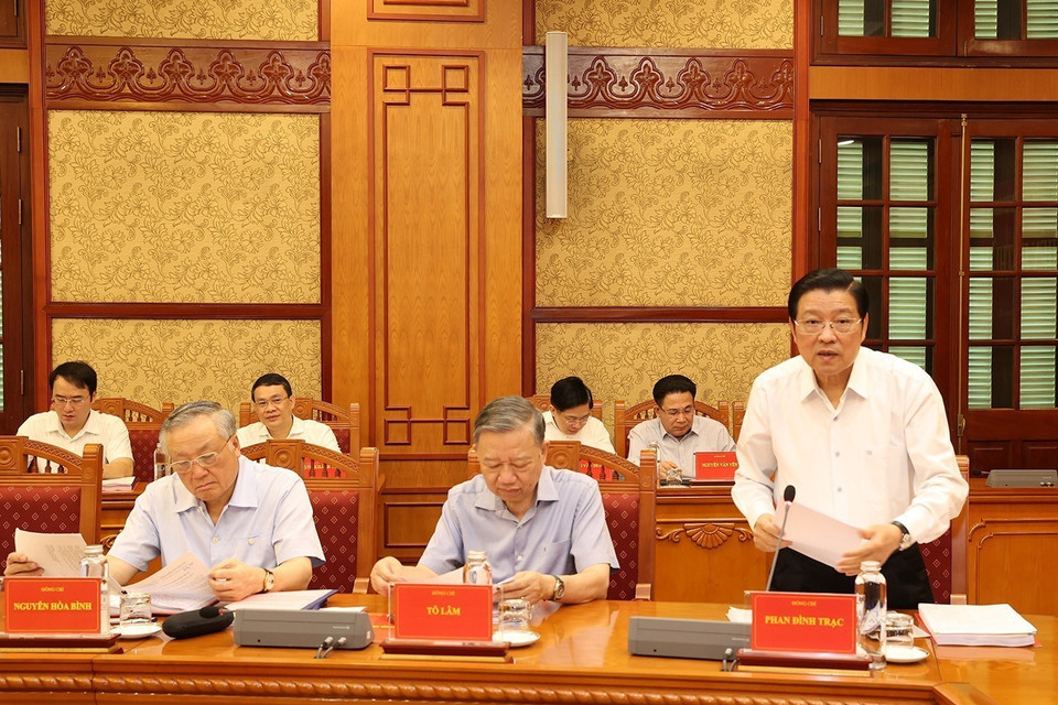 Ông Phan Đình Trạc, Ủy viên Bộ Chính trị, Bí thư Trung ương Đảng, Trưởng Ban Nội chính Trung ương, Phó Trưởng ban Thường trực Ban Chỉ đạo phát biểu tại phiên họp. (Ảnh: Trí Dũng/TTXVN)