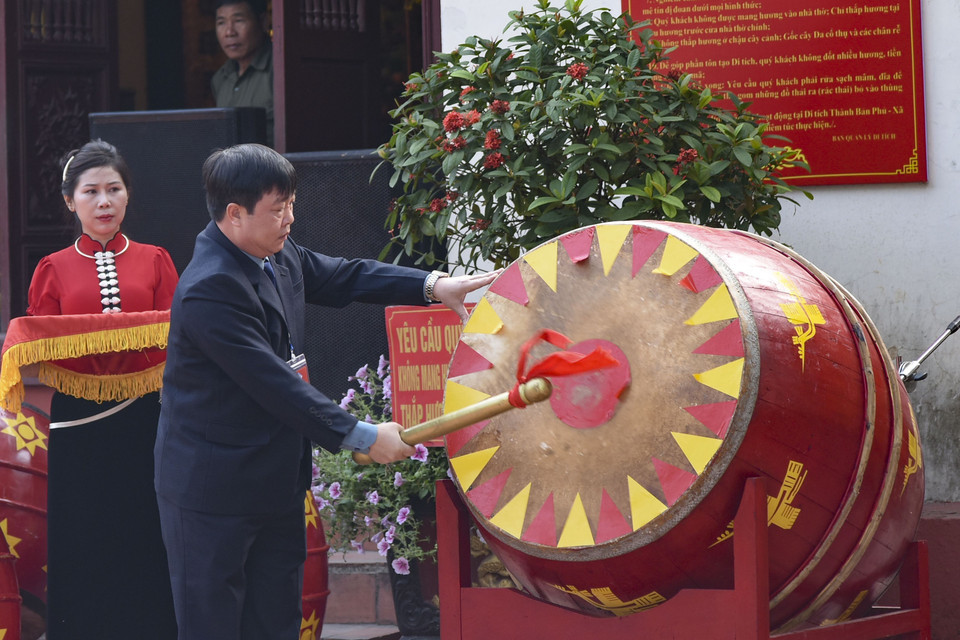 Chủ tịch Ủy ban Nhân dân huyện Điện Biên Bùi Hải Bình đánh trống khai hội Thành Bản Phủ. (Ảnh: Xuân Tư/TTXVN)