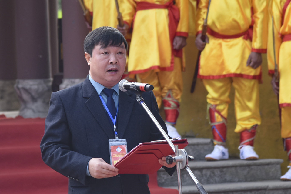Chủ tịch Ủy ban Nhân dân huyện Điện Biên Bùi Hải Bình phát biểu khai mạc lễ hội Thành Bản Phủ. (Ảnh: Xuân Tư/TTXVN)
