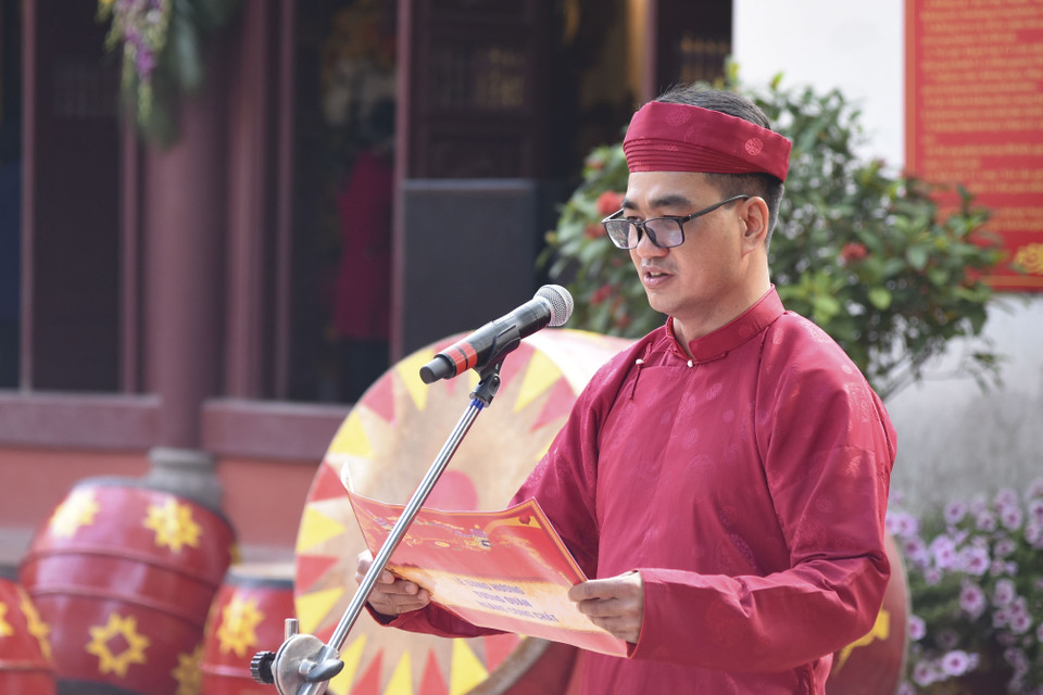 Đọc chúc văn tưởng nhớ Tướng quân Hoàng Công Chất. (Ảnh: Xuân Tư/TTXVN)